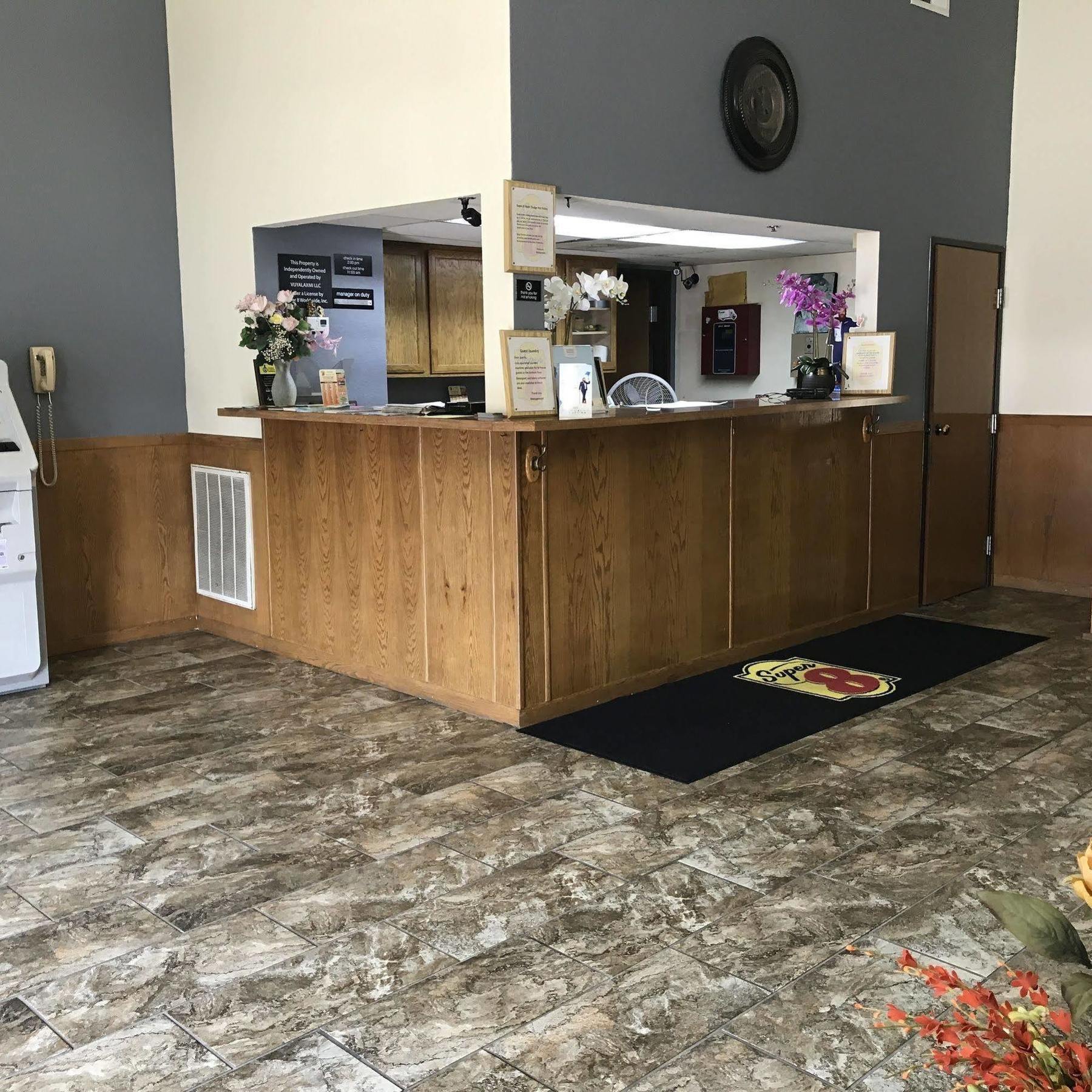 Super 8 By Wyndham Omaha/west Dodge 2*