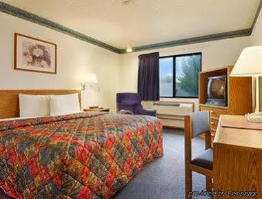 Super 8 By Wyndham Omaha/west Dodge Omaha
