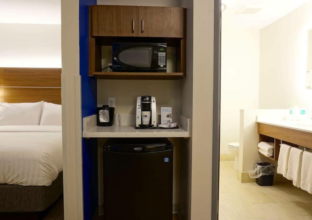 Express & - Millard Area By Ihg Hotel 3*