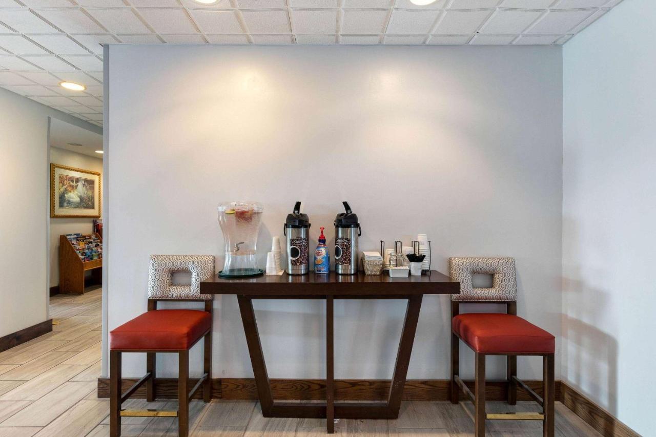 Hotel La Quinta By Wyndham Airport Downtown Omaha