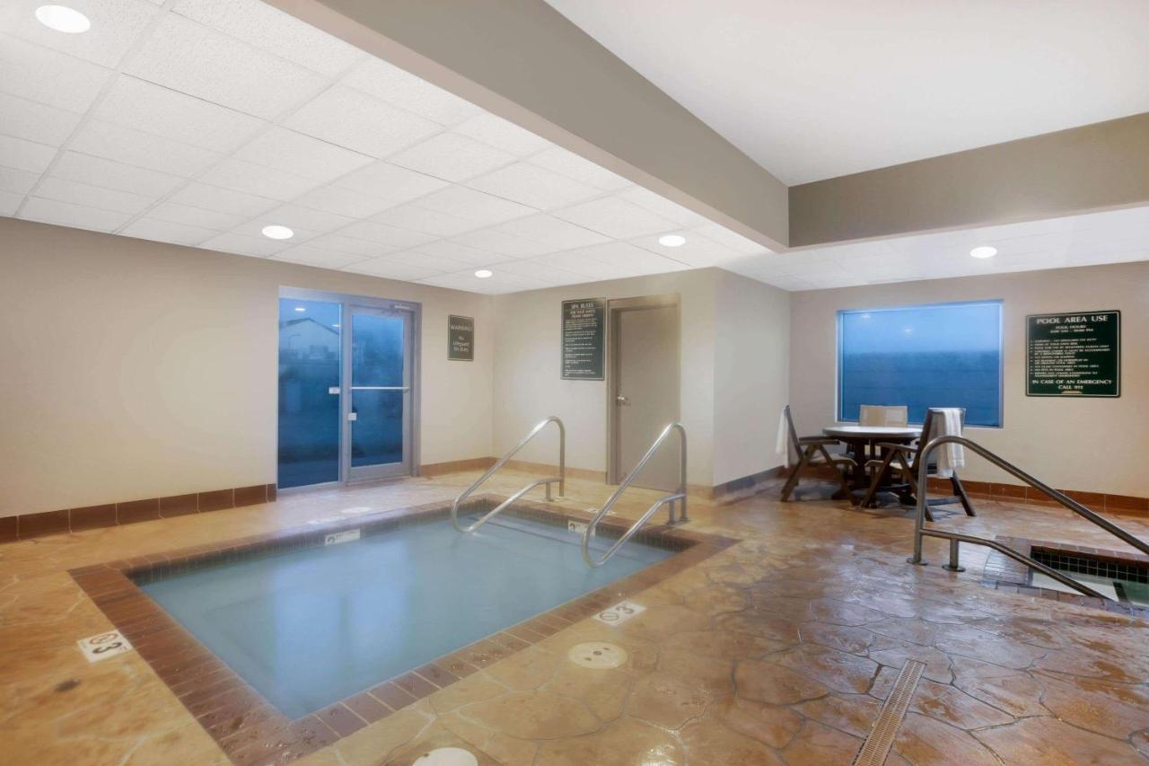 La Quinta By Wyndham Airport Downtown Hotel