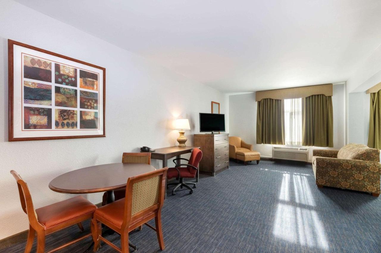 La Quinta By Wyndham Airport Downtown Omaha
