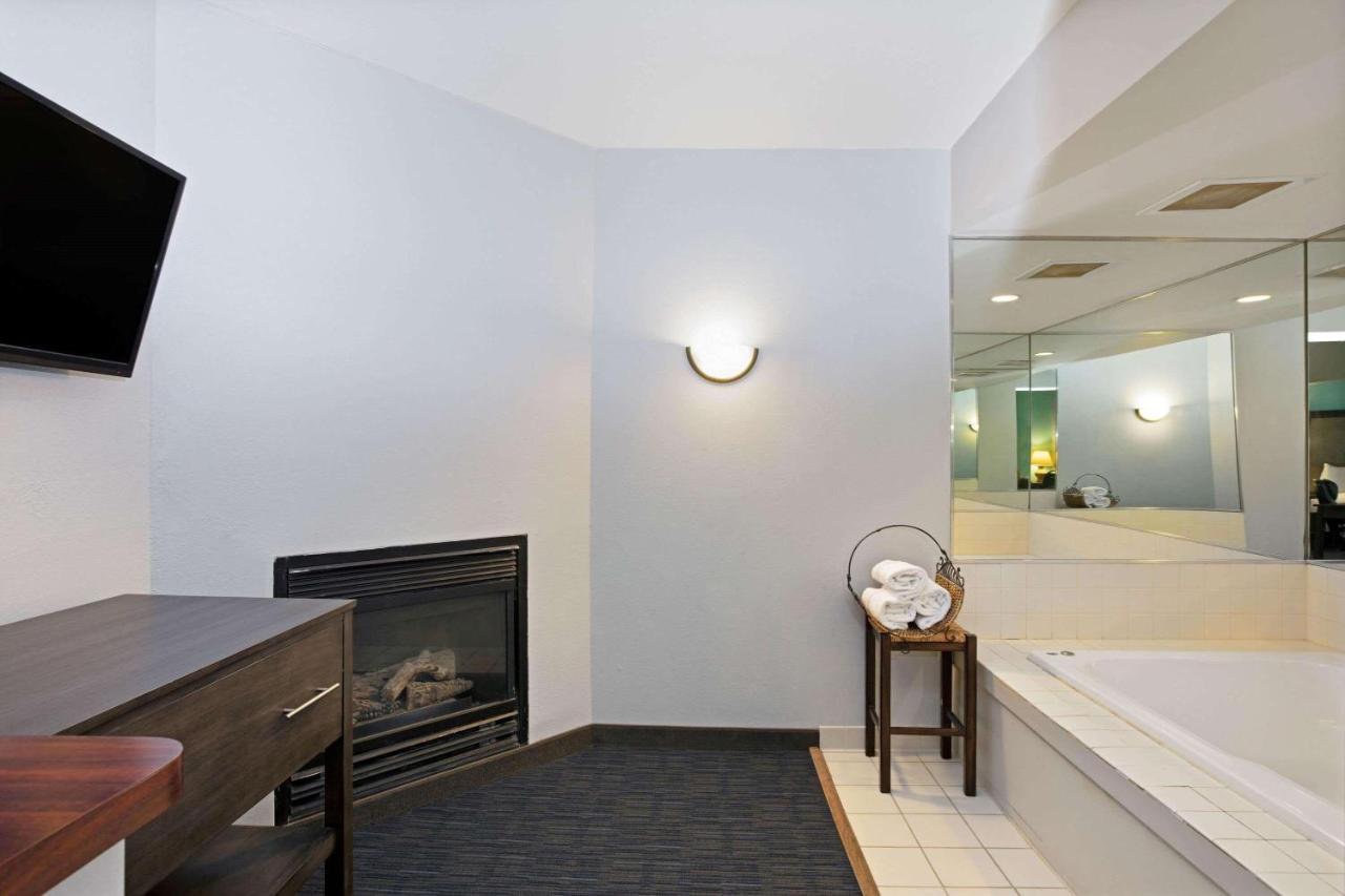 La Quinta By Wyndham Airport Downtown 3*