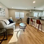Joslyn 1- Newly Refinished 1 Bdrm
