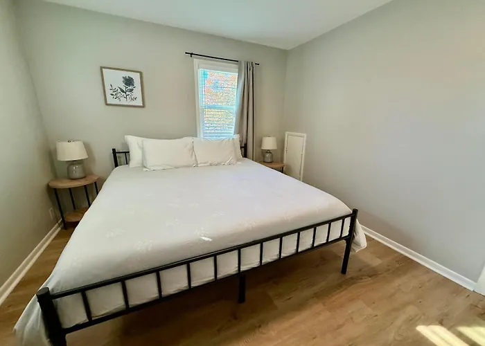 Joslyn 1- Newly Refinished 1 Bdrm