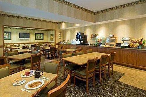 Country & By Radisson, Airport, Ia Hotel