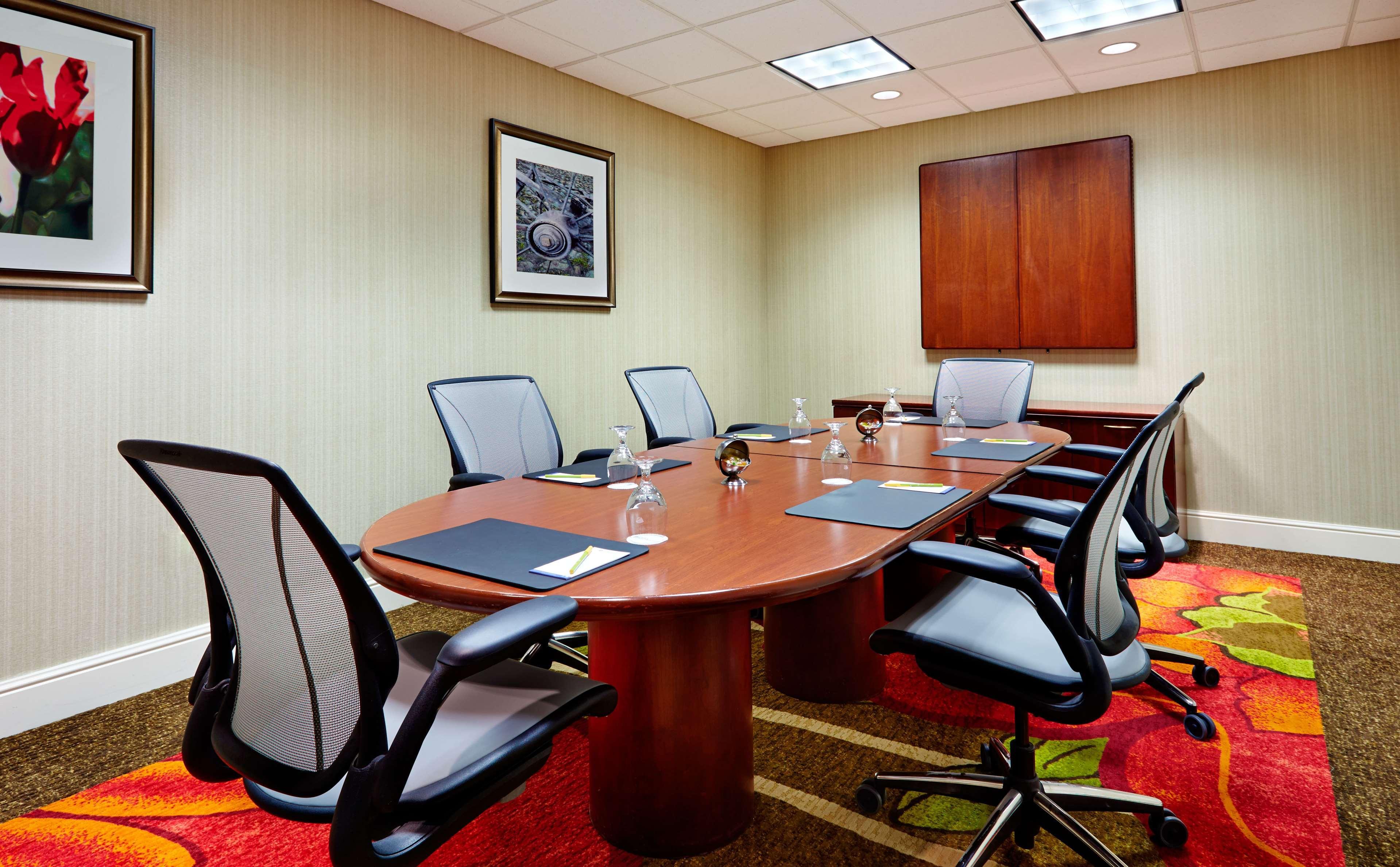 Hilton Garden Downtown-old Market Area 3*