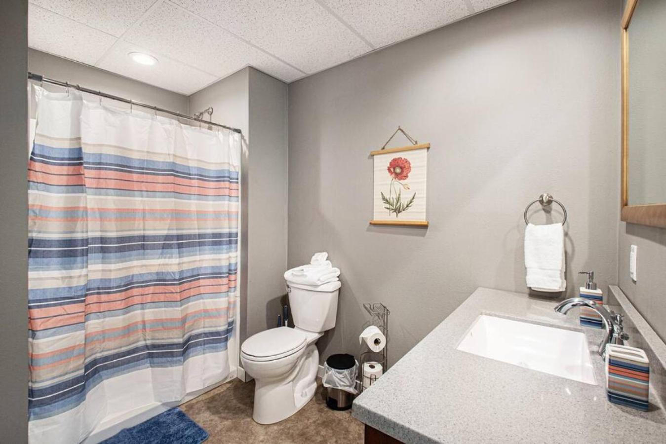 Stylish Retreat Master Holiday home Omaha
