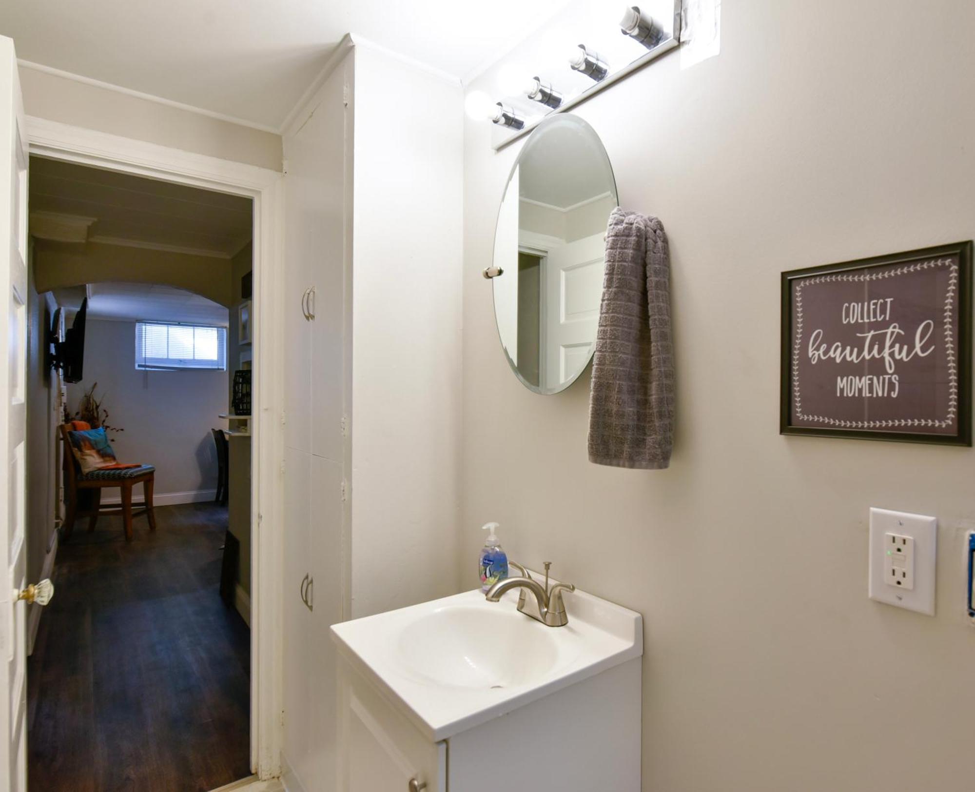 Comfy 1br King Near Hotspots Apartment