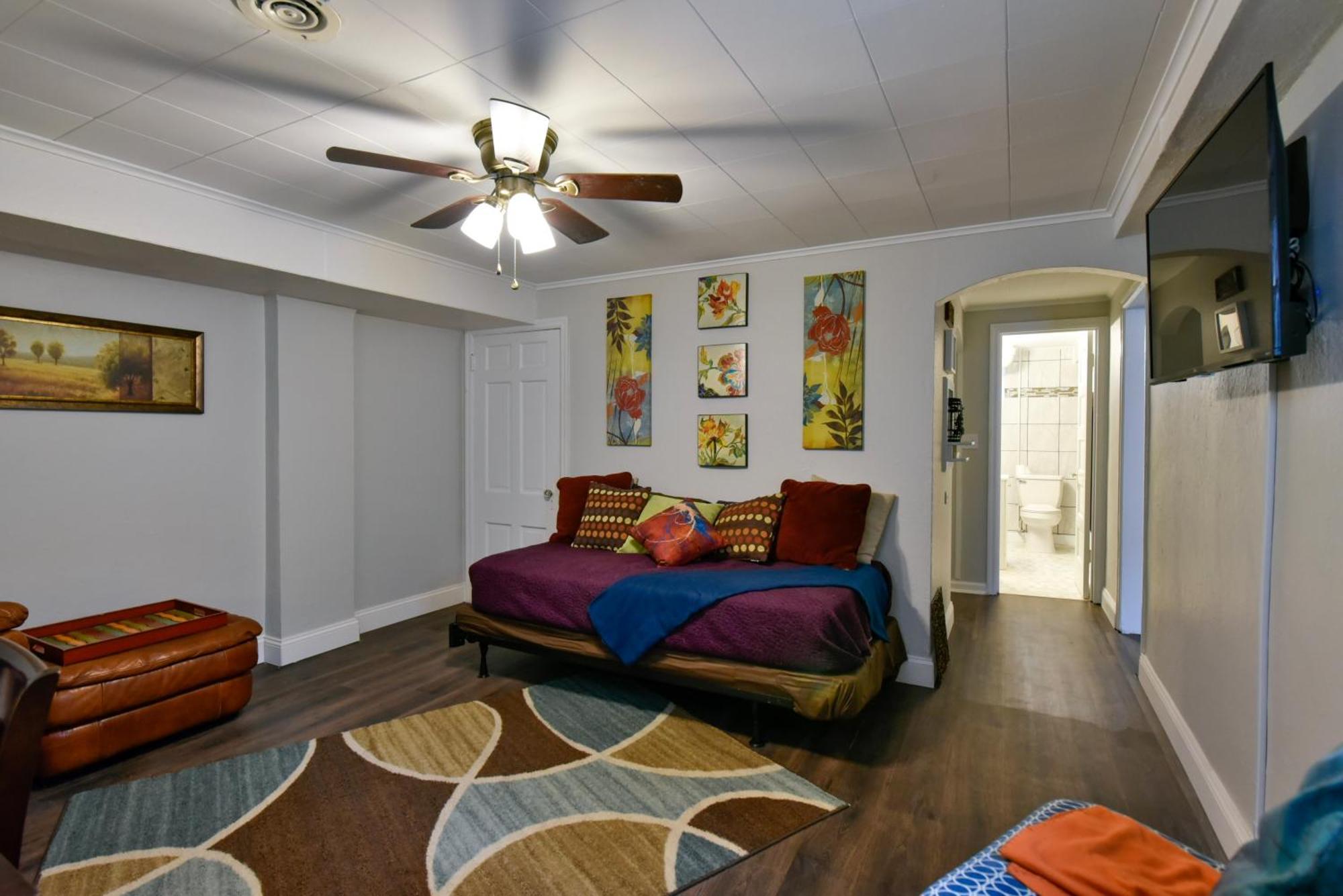 Comfy 1br King Near Hotspots Apartment