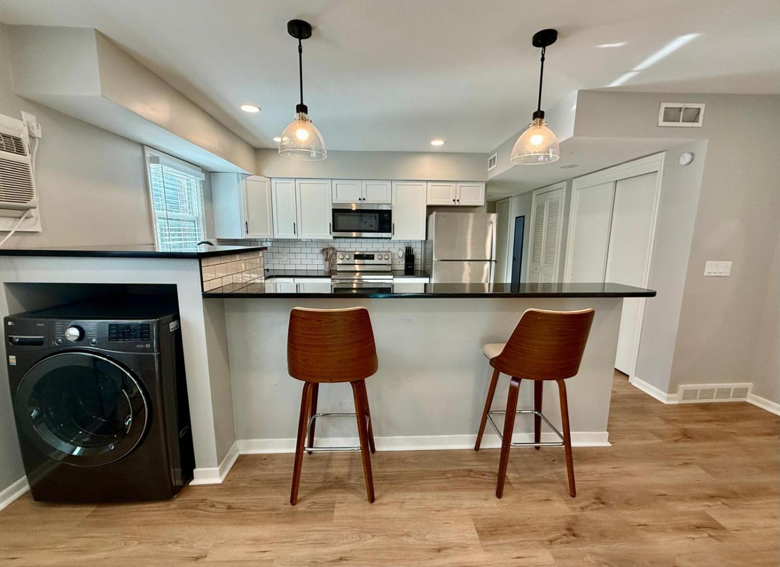 Joslyn 1- Newly Refinished 1 Bdrm Apartment *