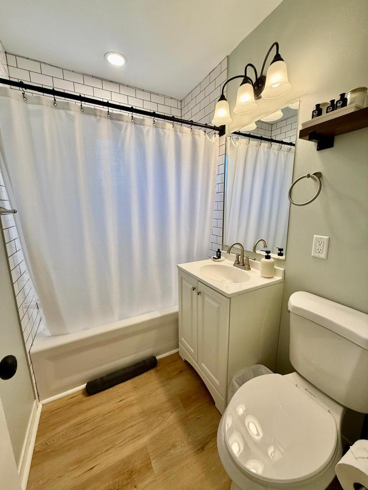 Joslyn 1- Newly Refinished 1 Bdrm Apartment *
