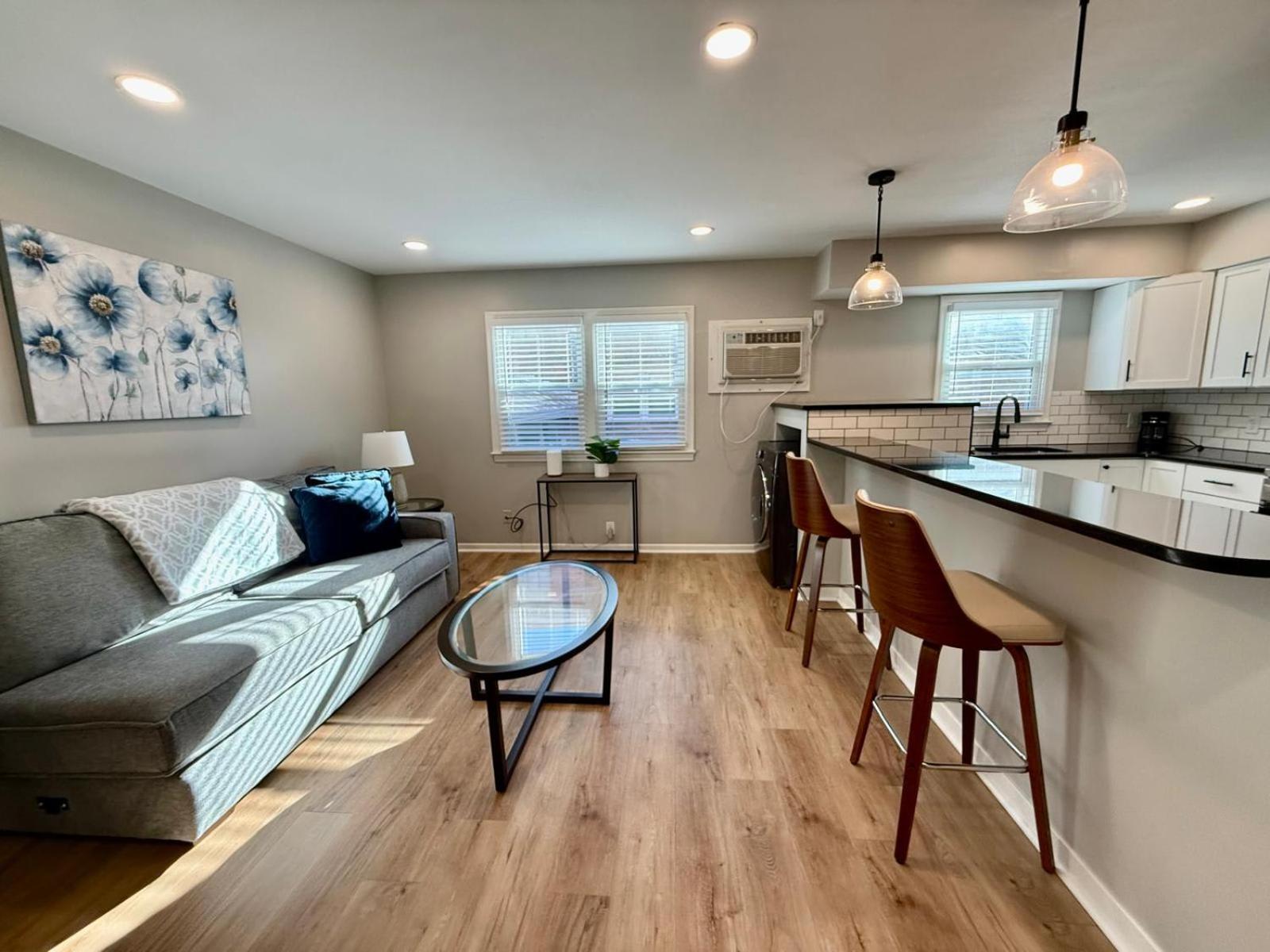 Joslyn 1- Newly Refinished 1 Bdrm * Omaha
