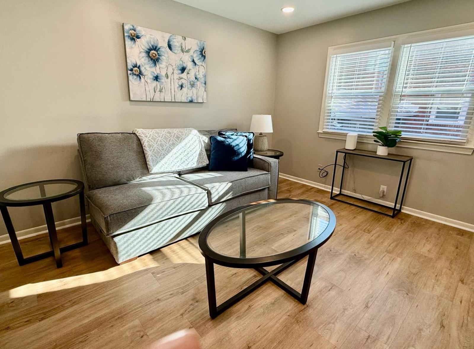 Joslyn 1- Newly Refinished 1 Bdrm *