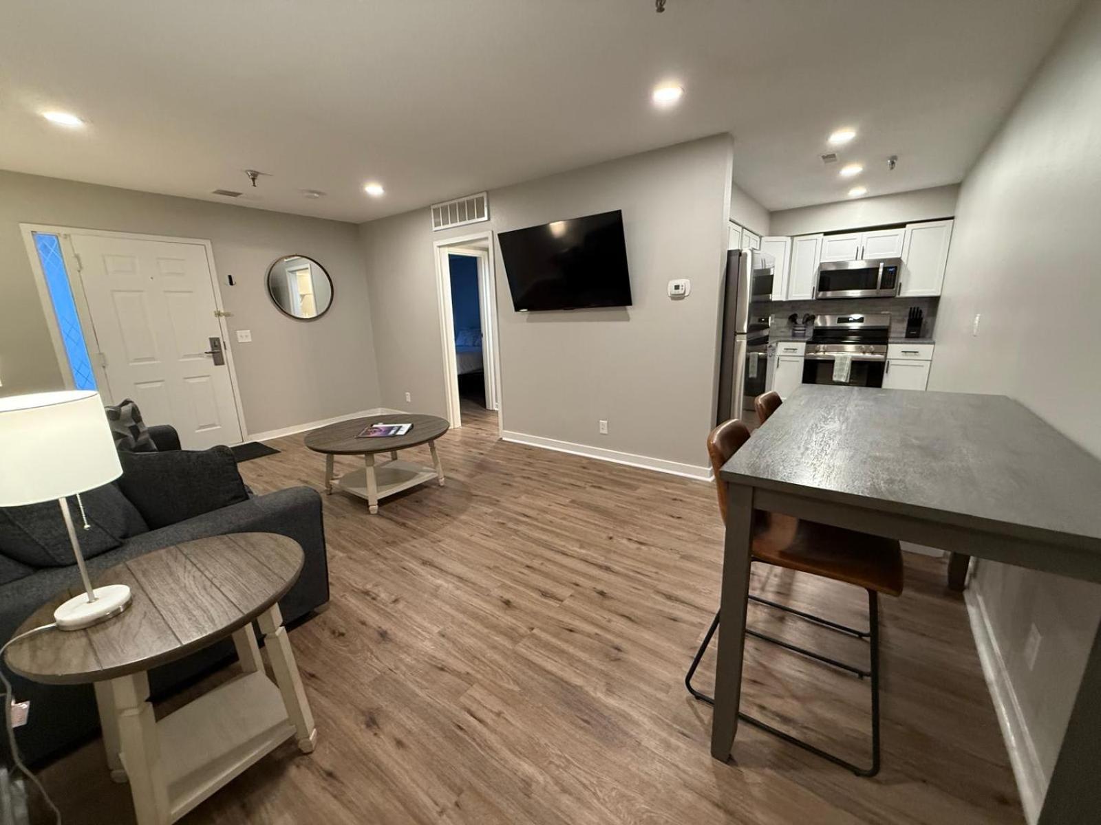 Aksarben 2 Bedroom-close To I80 *