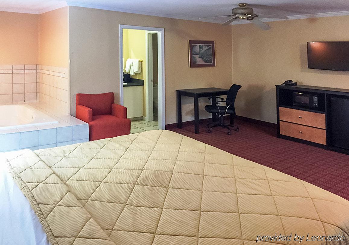 Rodeway West Dodge Hotel