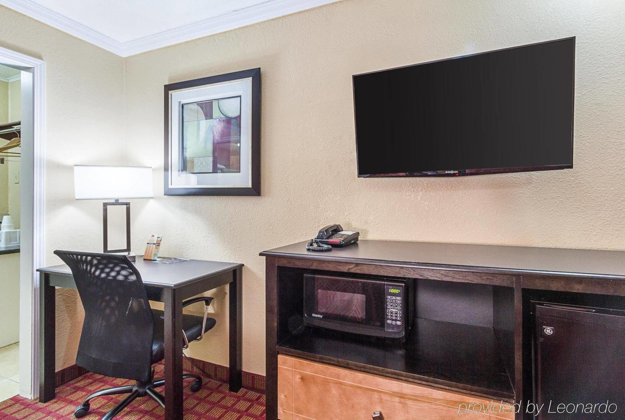 Rodeway West Dodge 2*