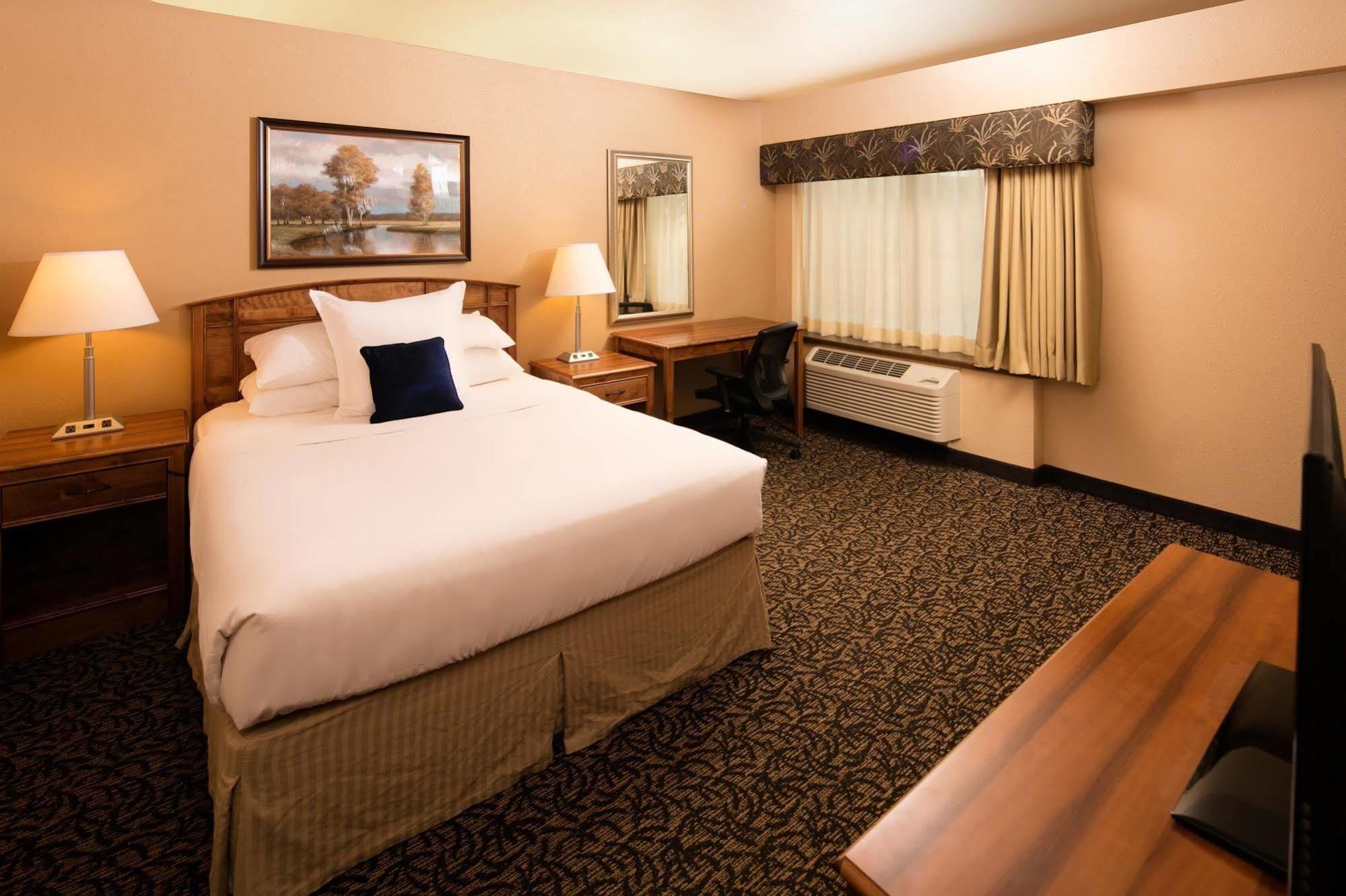 Ramada Plaza By Wyndham Hotel Omaha