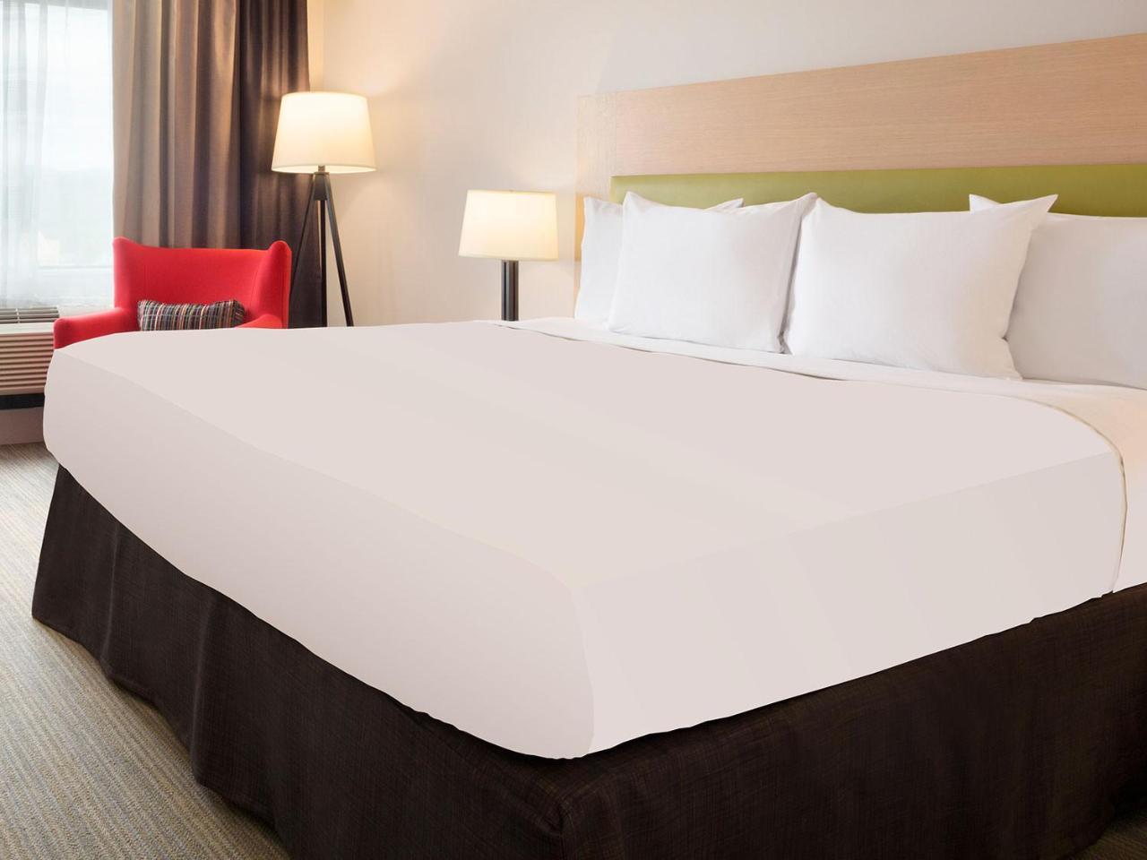 Country & By Radisson, Airport, Ia