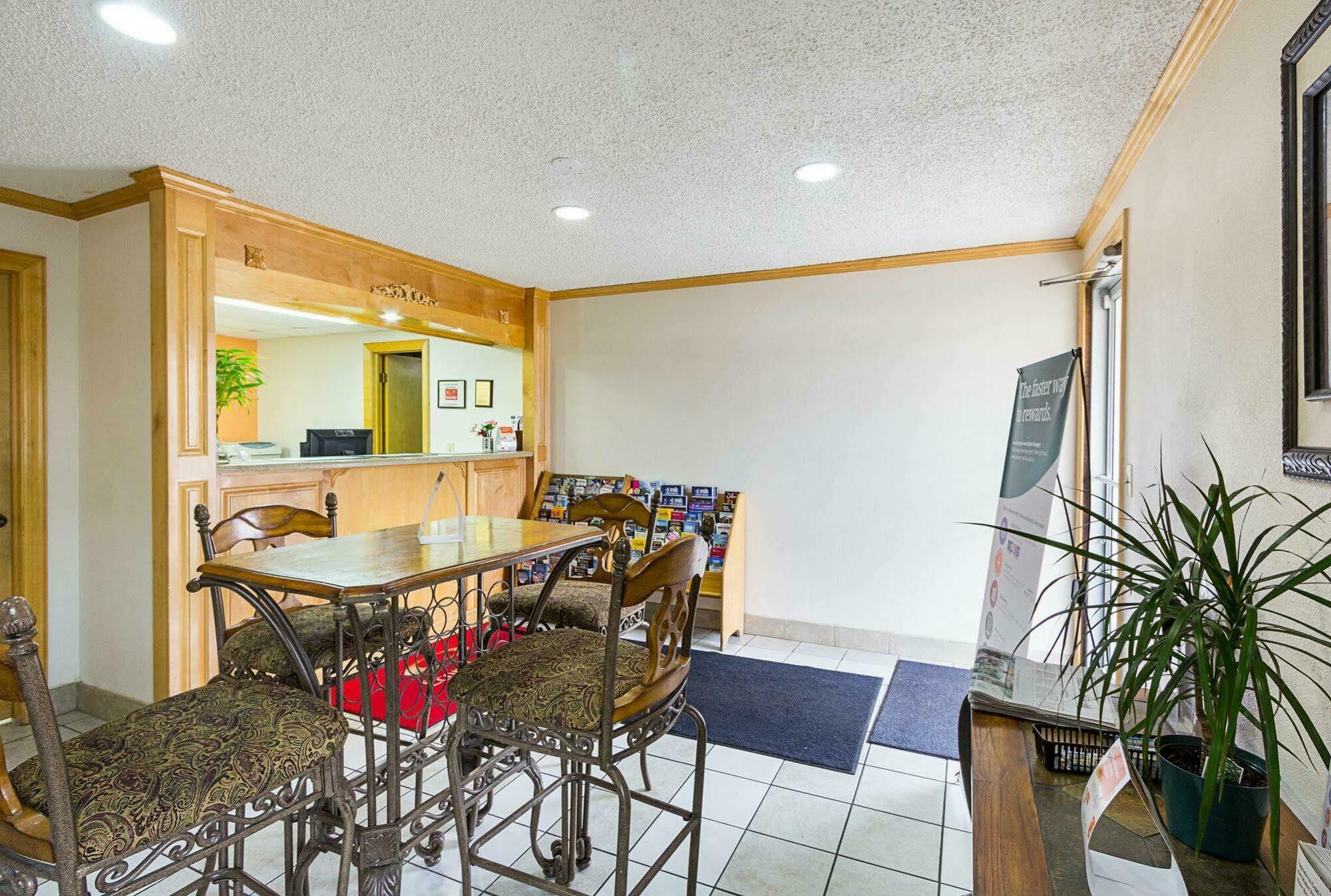 Hotel Rodeway West Dodge